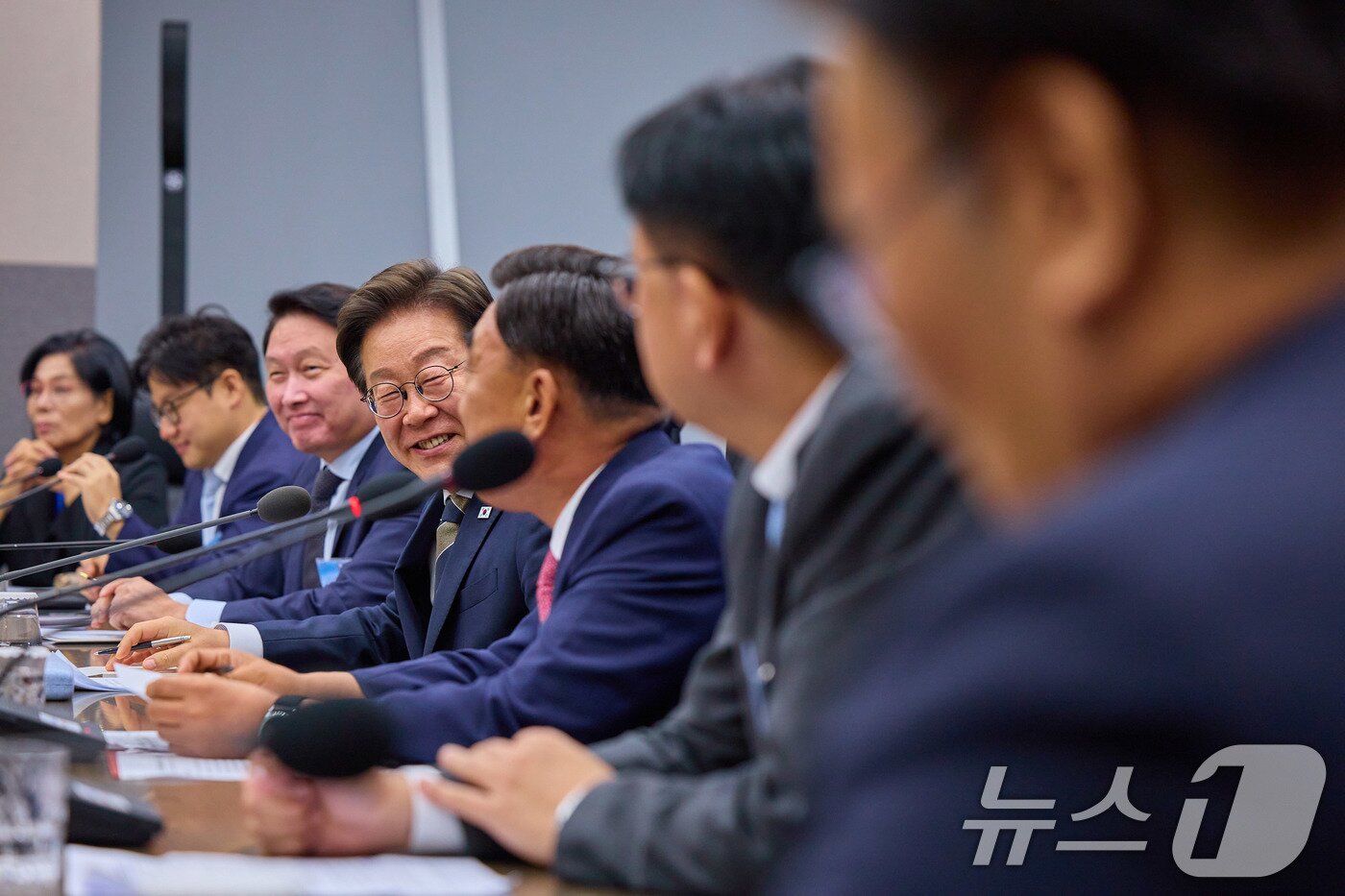 본문 이미지 - 이재명 대통령이 20일 울산 울주군 울산전시컨벤션센터에서 열린 인공지능&#40;AI&#41; 글로벌 협력 기업 간담회에서 참석자 발언을 듣고 있다. &#40;대통령실 제공. 재판매 및 DB 금지&#41; 2025.6.20/뉴스1 ⓒ News1 박지혜 기자