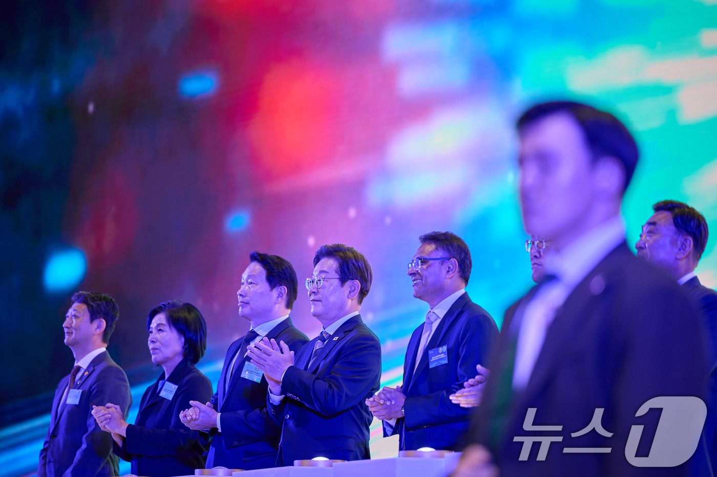 (서울=뉴스1) 박지혜 기자 = 이재명 대통령이 20일 울산 울주군 울산전시컨벤션센터에서 열린 울산 인공지능(AI) 데이터 센터 출범식에서 참석자들과 함께 기념 세리머니를 하고 있 …