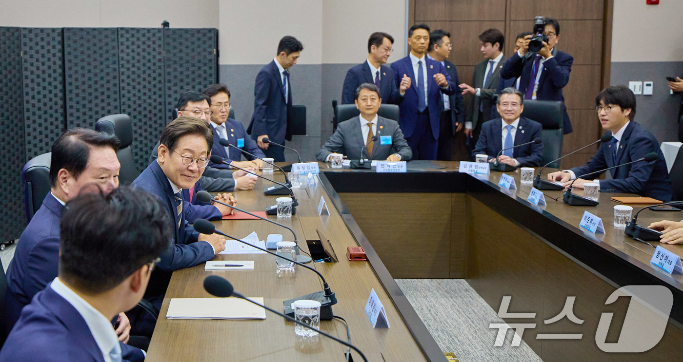 (서울=뉴스1) 박지혜 기자 = 이재명 대통령이 20일 울산 울주군 울산전시컨벤션센터에서 열린 인공지능(AI) 글로벌 협력 기업 간담회에서 참석자 발언을 듣고 있다. (대통령실 제 …