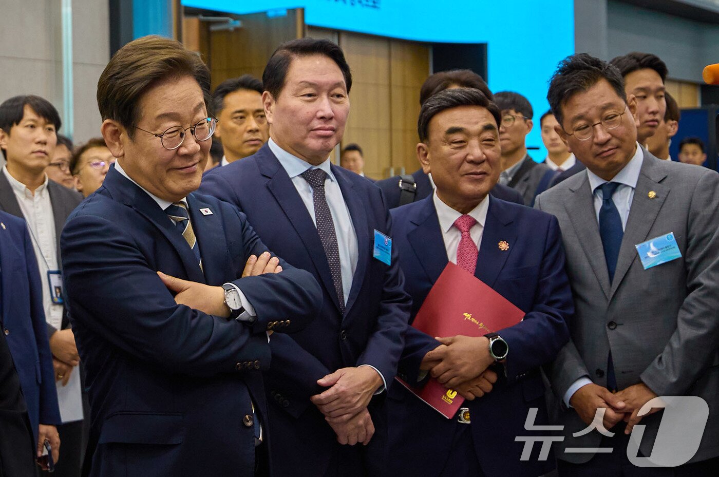 본문 이미지 - 이재명 대통령이 울산 울주군 울산전시컨벤션센터에서 열린 인공지능&#40;AI&#41; 글로벌 협력 기업 간담회 뒤 AI 제품·서비스 시연을 참관하고 있다. &#40;대통령실 제공. 재판매 및 DB 금지&#41; 2025.6.20/뉴스1 ⓒ News1