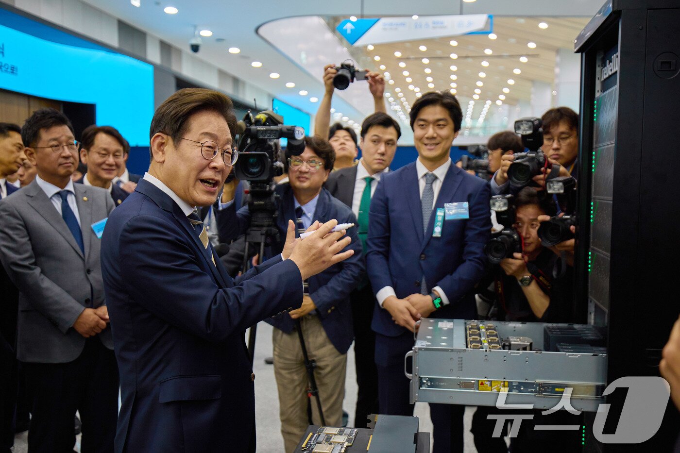 본문 이미지 - 이재명 대통령이 20일 울산 울주군 울산전시컨벤션센터에서 열린 인공지능(AI) 글로벌 협력 기업 간담회 뒤 AI 제품·서비스 시연을 참관하고 있다. (대통령실 제공. 재판매 및 DB 금지) 2025.6.20/뉴스1 ⓒ News1 박지혜 기자