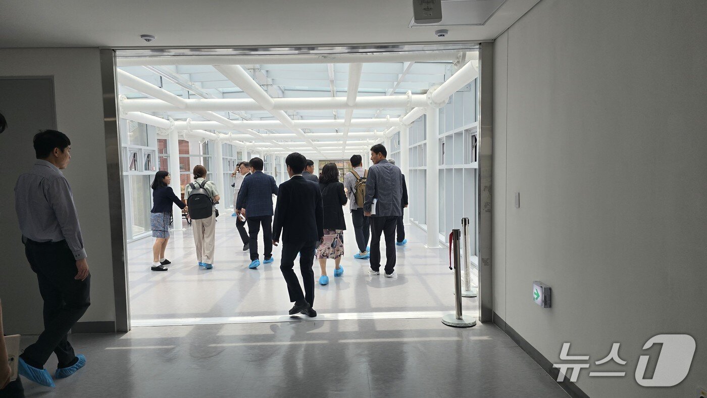 본문 이미지 -  세종 산울초등학교와 중학교 건물을 연결하는 유일한 통로인 &#40;가칭&#41;이응다리. ⓒ 뉴스1 장동열 기자