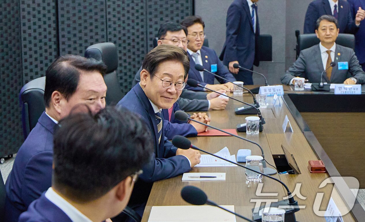본문 이미지 - 이재명 대통령이 20일 울산 울주군 울산전시컨벤션센터에서 열린 인공지능&#40;AI&#41; 글로벌 협력 기업 간담회에서 참석자 발언을 듣고 있다. &#40;대통령실 제공. 재판매 및 DB 금지&#41; 2025.6.20/뉴스1 ⓒ News1 박지혜 기자