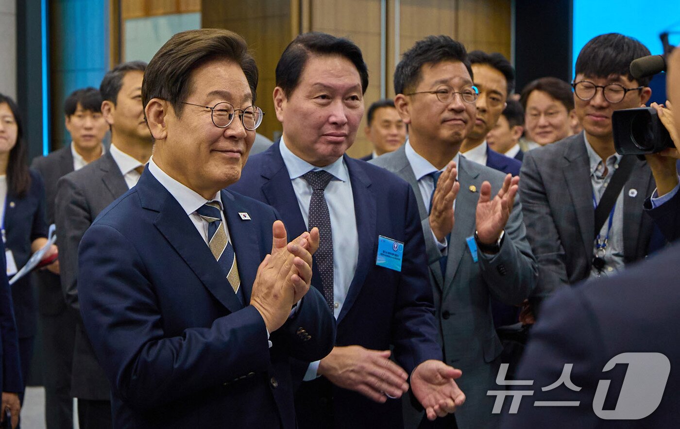 본문 이미지 - 이재명 대통령이 20일 울산 울주군 울산전시컨벤션센터에서 열린 인공지능&#40;AI&#41; 글로벌 협력 기업 간담회 뒤 최태원 회장과 AI 제품·서비스 시연을 참관하고 있다. &#40;대통령실 제공. 재판매 및 DB 금지&#41; 2025.6.20/뉴스1 ⓒ News1 박지혜 기자