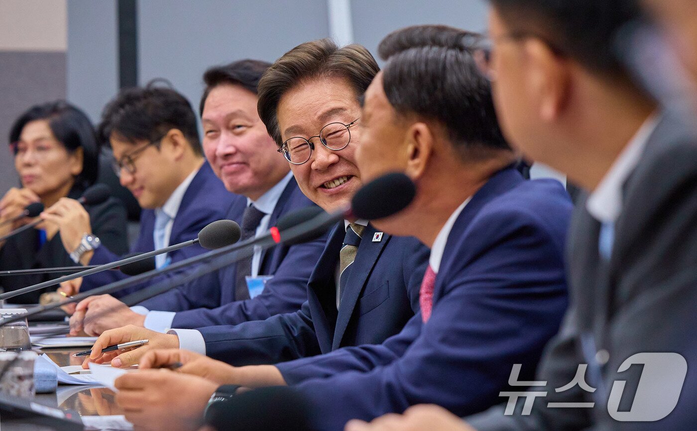 본문 이미지 - 이재명 대통령이 20일 울산 울주군 울산전시컨벤션센터에서 열린 인공지능&#40;AI&#41; 글로벌 협력 기업 간담회에서 참석자 발언을 듣고 있다. &#40;대통령실 제공. 재판매 및 DB 금지&#41; ⓒ News1 박지혜 기자