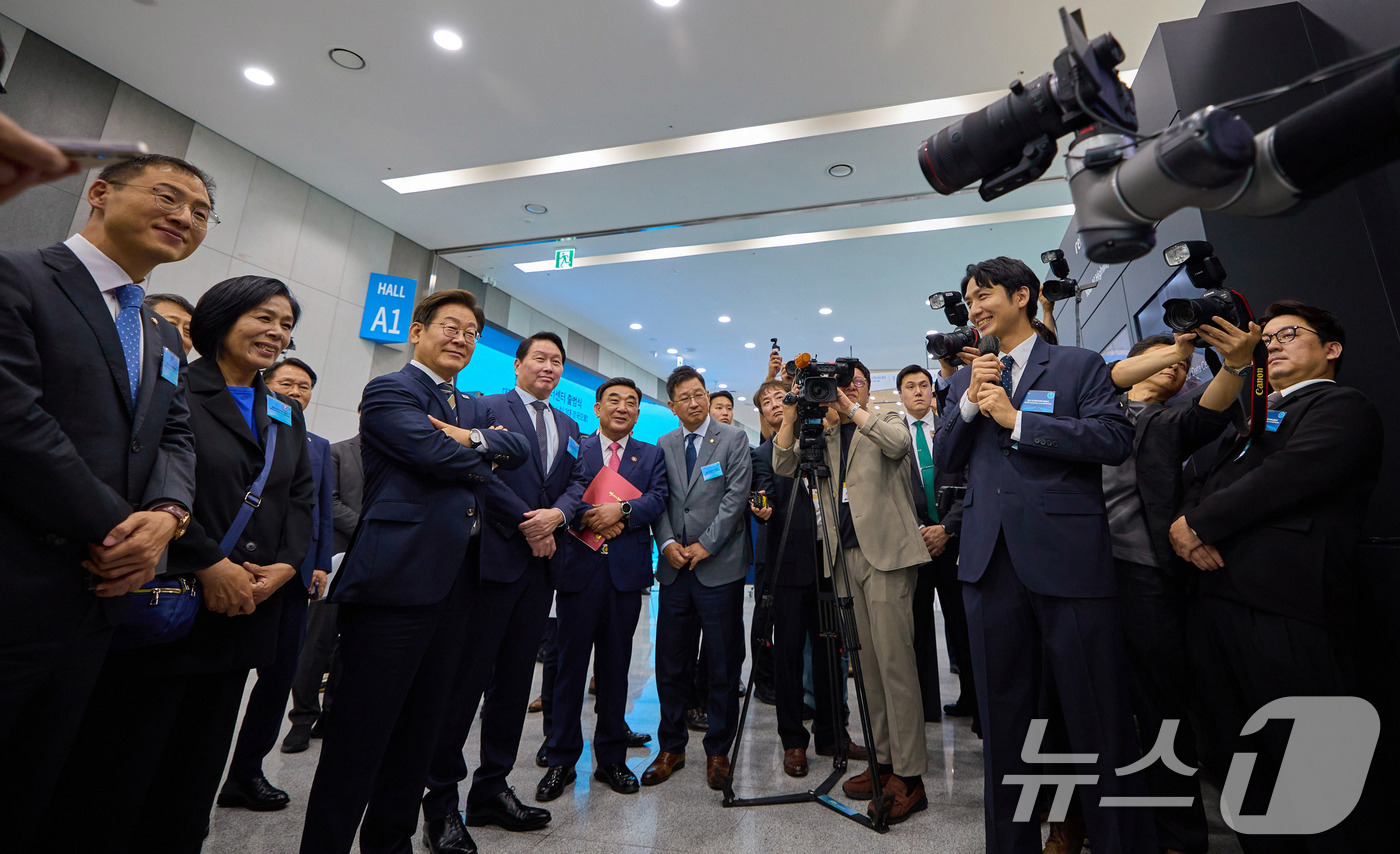 (서울=뉴스1) 박지혜 기자 = 이재명 대통령이 20일 울산 울주군 울산전시컨벤션센터에서 열린 인공지능(AI) 글로벌 협력 기업 간담회 뒤 AI 제품·서비스 시연을 참관하고 있다. …