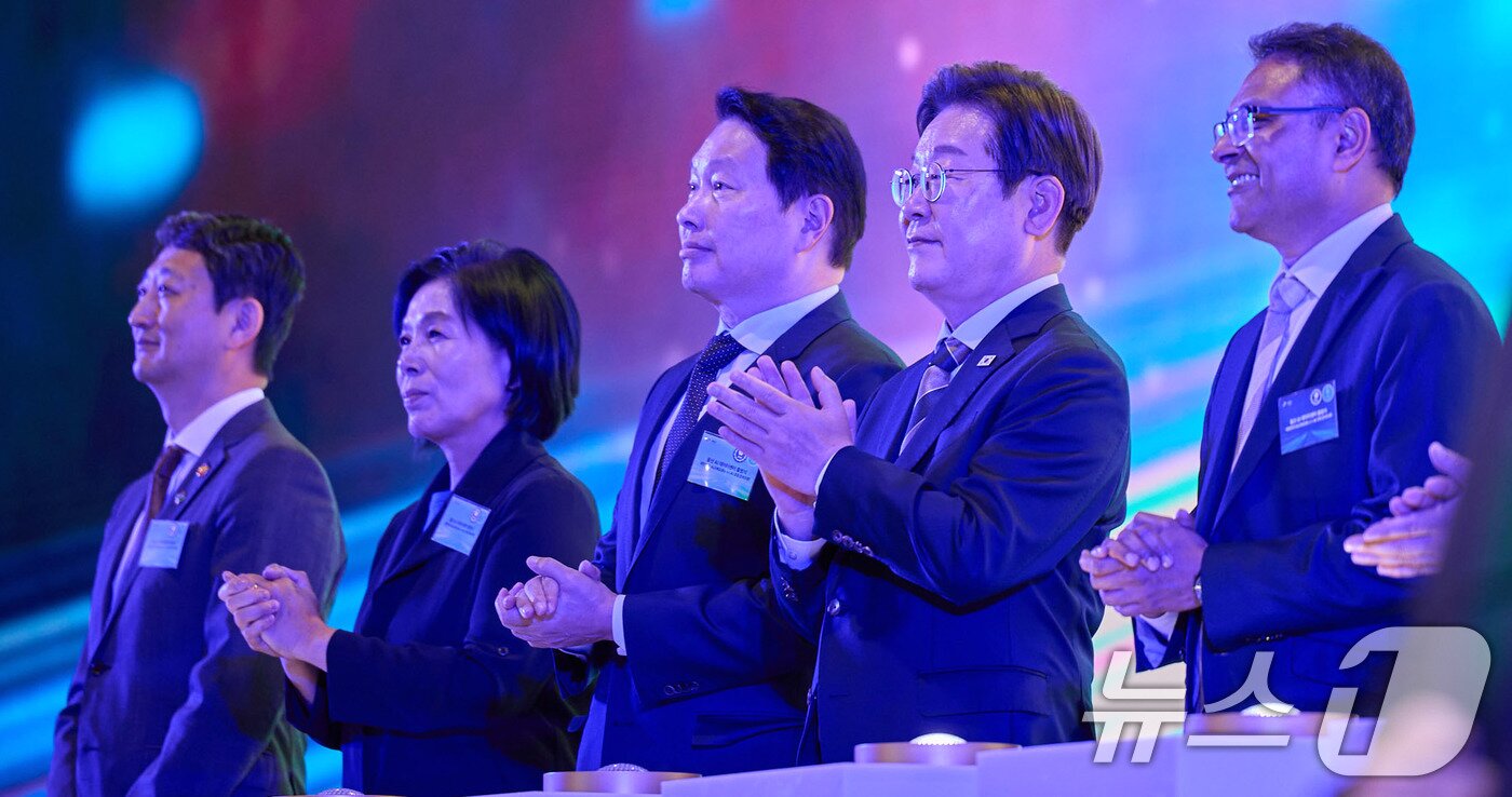 본문 이미지 - 이재명 대통령이 20일 울산 울주군 울산전시컨벤션센터에서 열린 울산 인공지능&#40;AI&#41; 데이터 센터 출범식에서 참석자들과 함께 기념 세리머니를 하고 있다. &#40;대통령실 제공. 재판매 및 DB 금지&#41; 2025.6.20/뉴스1 ⓒ News1 박지혜 기자