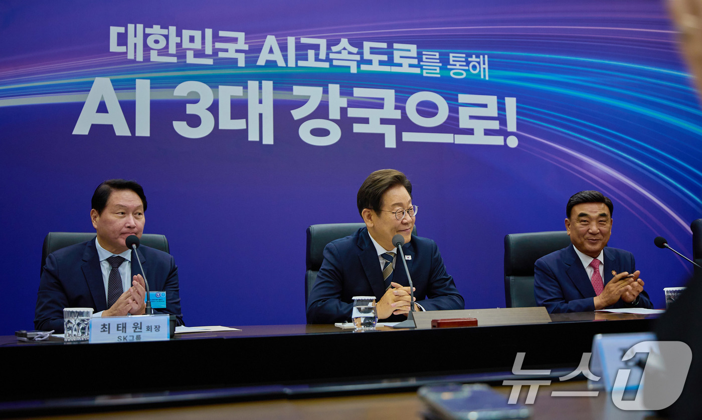 (서울=뉴스1) 박지혜 기자 = 이재명 대통령이 20일 울산 울주군 울산전시컨벤션센터에서 열린 인공지능(AI) 글로벌 협력 기업 간담회에서 참석자 발언을 듣고 있다. (대통령실 제 …