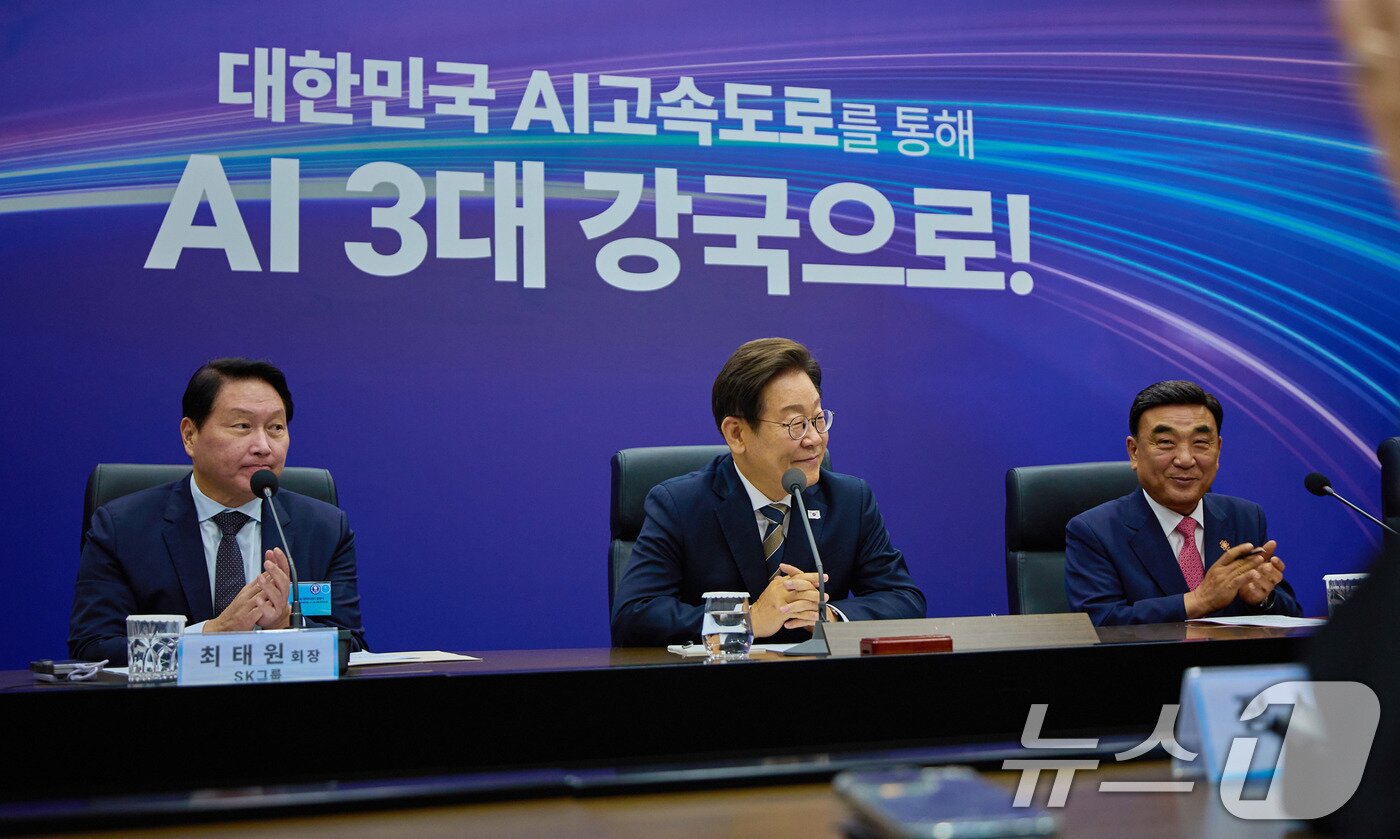 본문 이미지 - 이재명 대통령이 20일 울산 울주군 울산전시컨벤션센터에서 열린 인공지능&#40;AI&#41; 글로벌 협력 기업 간담회에서 참석자 발언을 듣고 있다. &#40;대통령실 제공. 재판매 및 DB 금지&#41; 2025.6.20/뉴스1 ⓒ News1 박지혜 기자