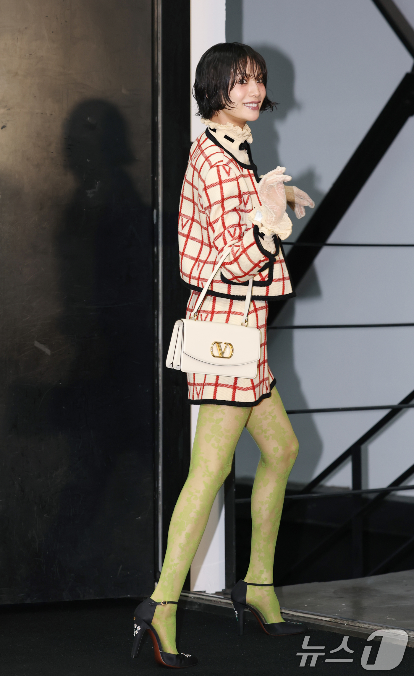 (서울=뉴스1) 권현진 기자 = 배우 나나가 20일 오후 서울 성동구 성수동의 한 매장에서 열린 이탈리안 브랜드 메종 발렌티노 2025 가을 컬렉션 팝업 스토어 오픈기념 행사에 참 …