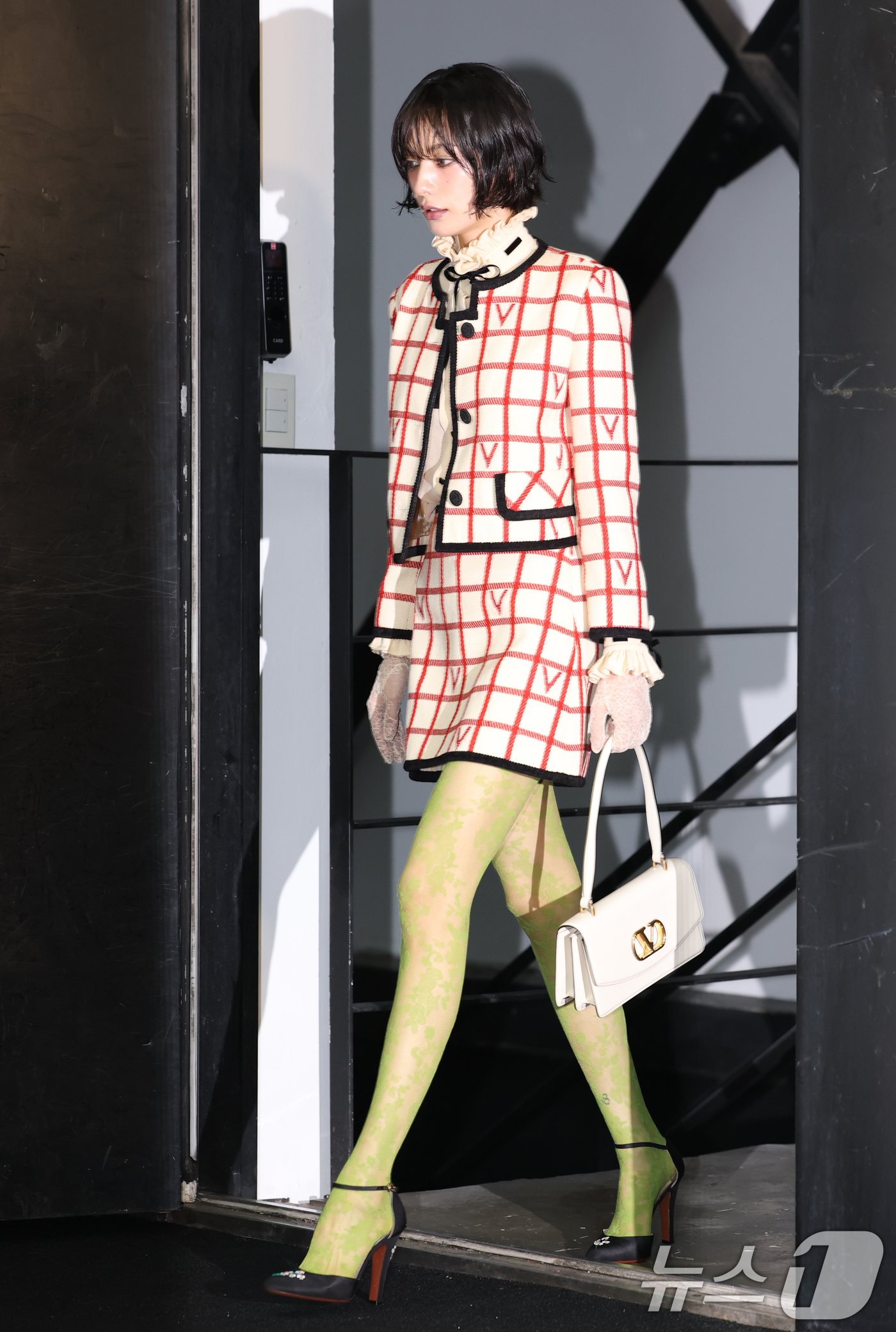 (서울=뉴스1) 권현진 기자 = 배우 나나가 20일 오후 서울 성동구 성수동의 한 매장에서 열린 이탈리안 브랜드 메종 발렌티노 2025 가을 컬렉션 팝업 스토어 오픈기념 행사에 참 …