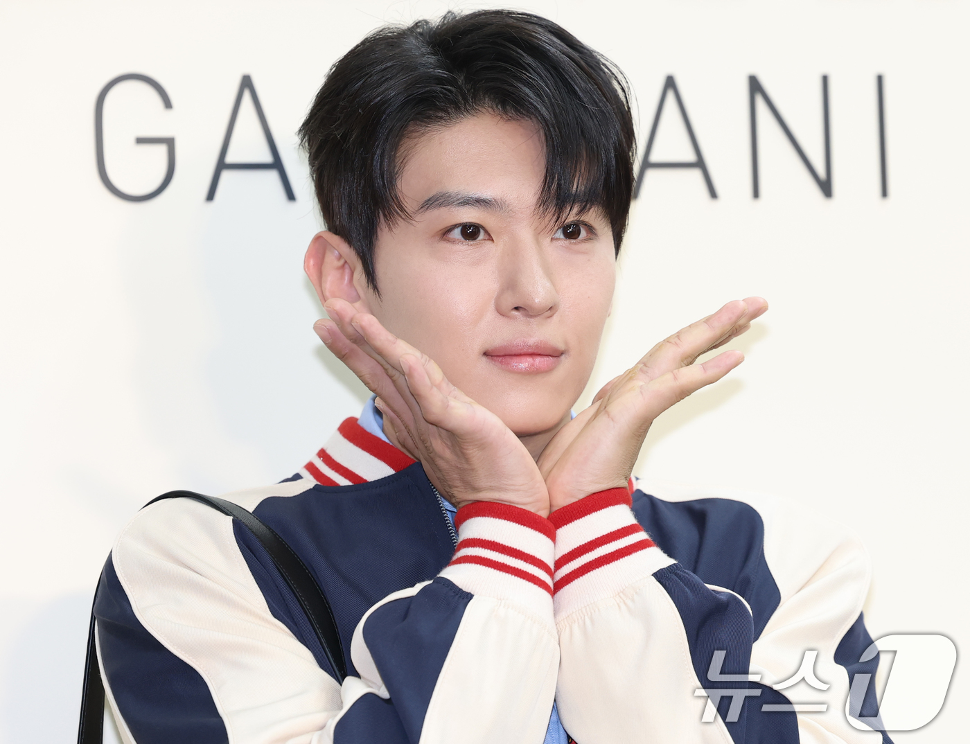 (서울=뉴스1) 권현진 기자 = 방송인 덱스가 20일 오후 서울 성동구 성수동의 한 매장에서 열린 이탈리안 브랜드 메종 발렌티노 2025 가을 컬렉션 팝업 스토어 오픈기념 행사에 …