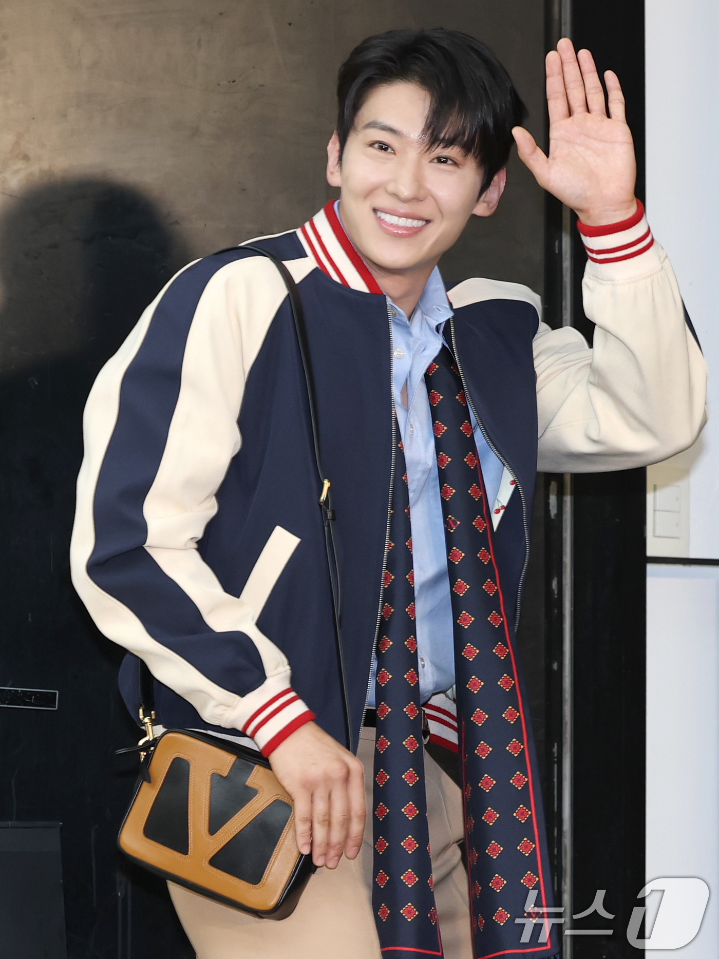 (서울=뉴스1) 권현진 기자 = 방송인 덱스가 20일 오후 서울 성동구 성수동의 한 매장에서 열린 이탈리안 브랜드 메종 발렌티노 2025 가을 컬렉션 팝업 스토어 오픈기념 행사에 …