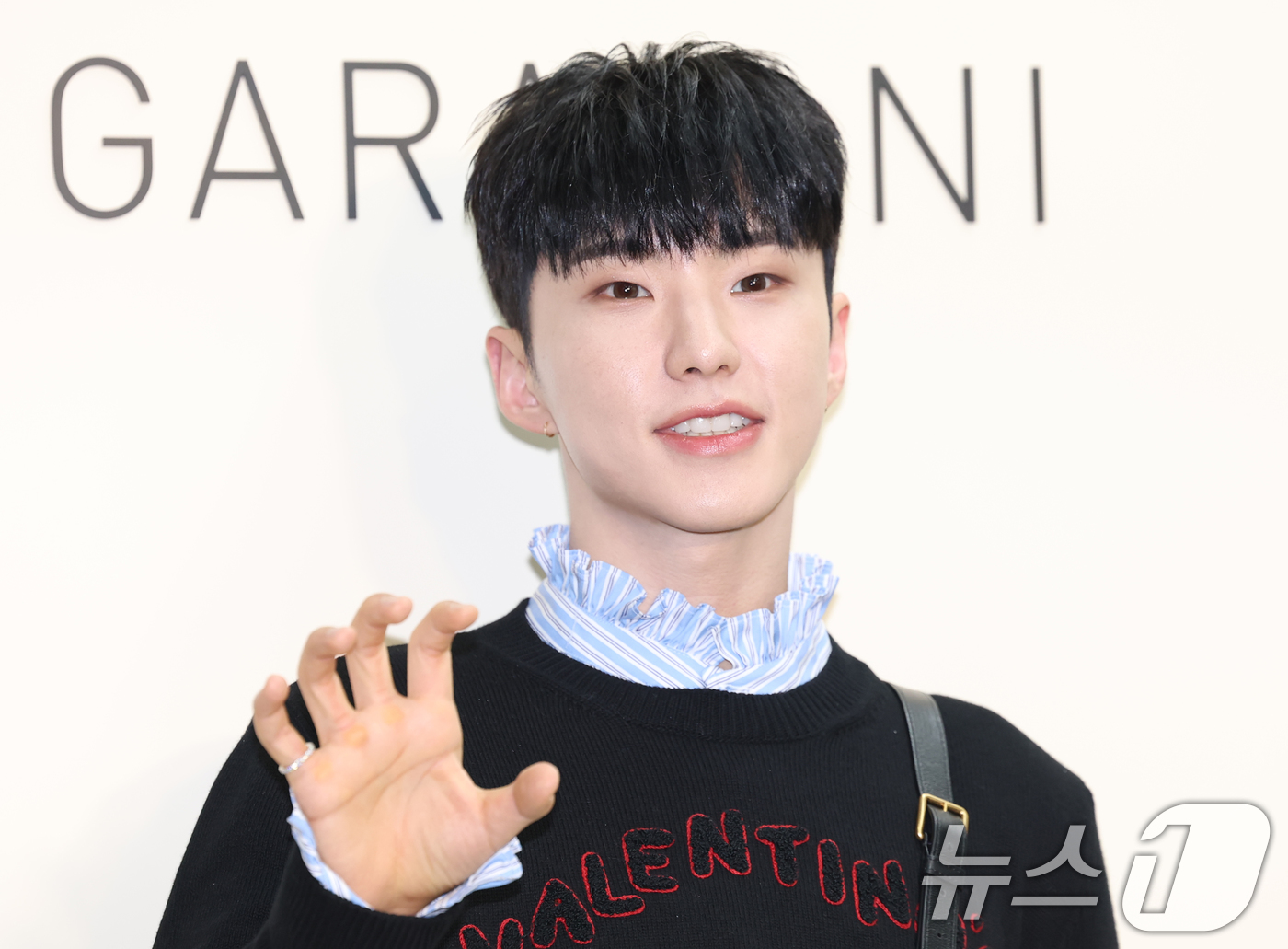 (서울=뉴스1) 권현진 기자 = 세븐틴 호시가 20일 오후 서울 성동구 성수동의 한 매장에서 열린 이탈리안 브랜드 메종 발렌티노 2025 가을 컬렉션 팝업 스토어 오픈기념 행사에 …