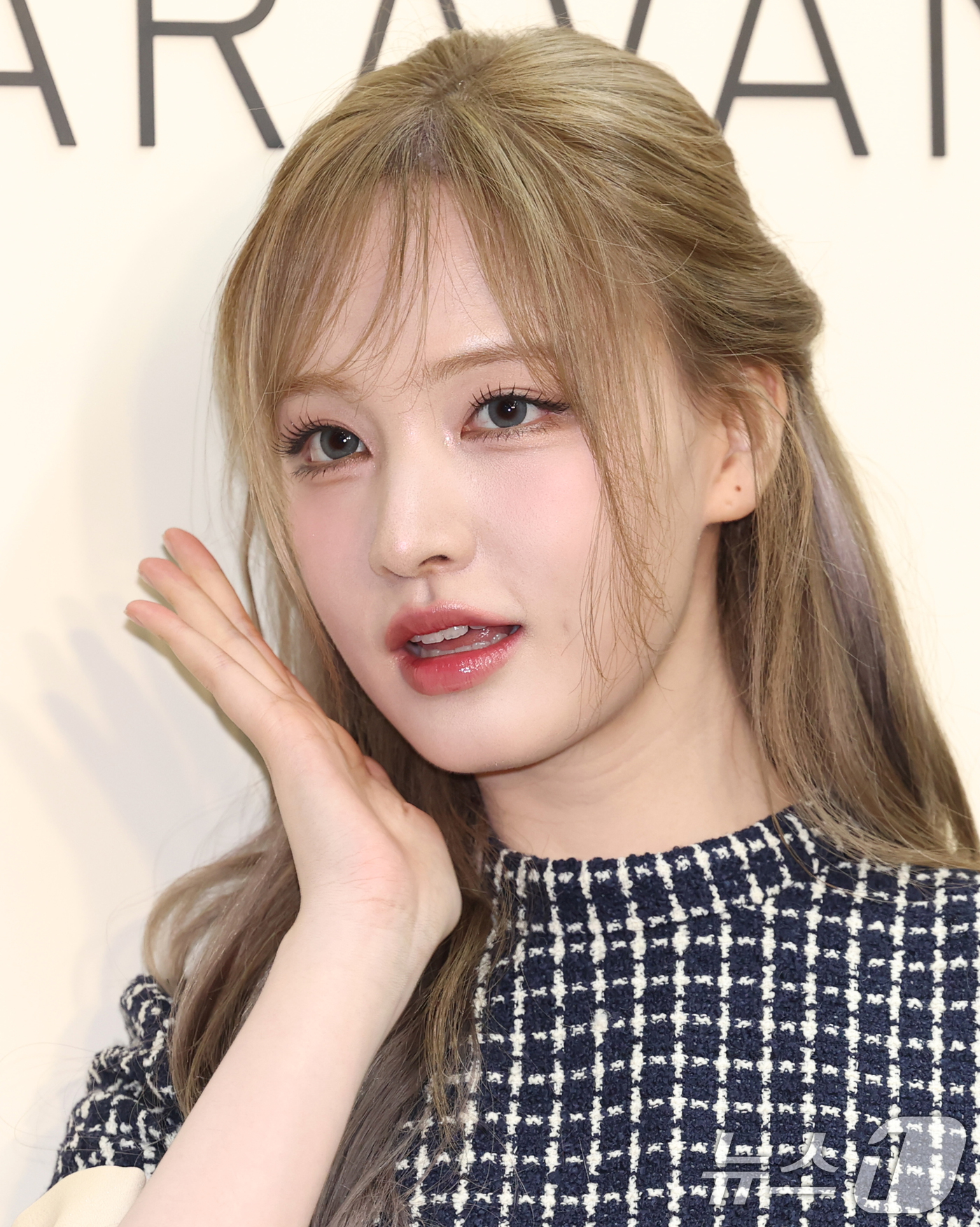 (서울=뉴스1) 권현진 기자 = 아이브 리즈가 20일 오후 서울 성동구 성수동의 한 매장에서 열린 이탈리안 브랜드 메종 발렌티노 2025 가을 컬렉션 팝업 스토어 오픈기념 행사에 …