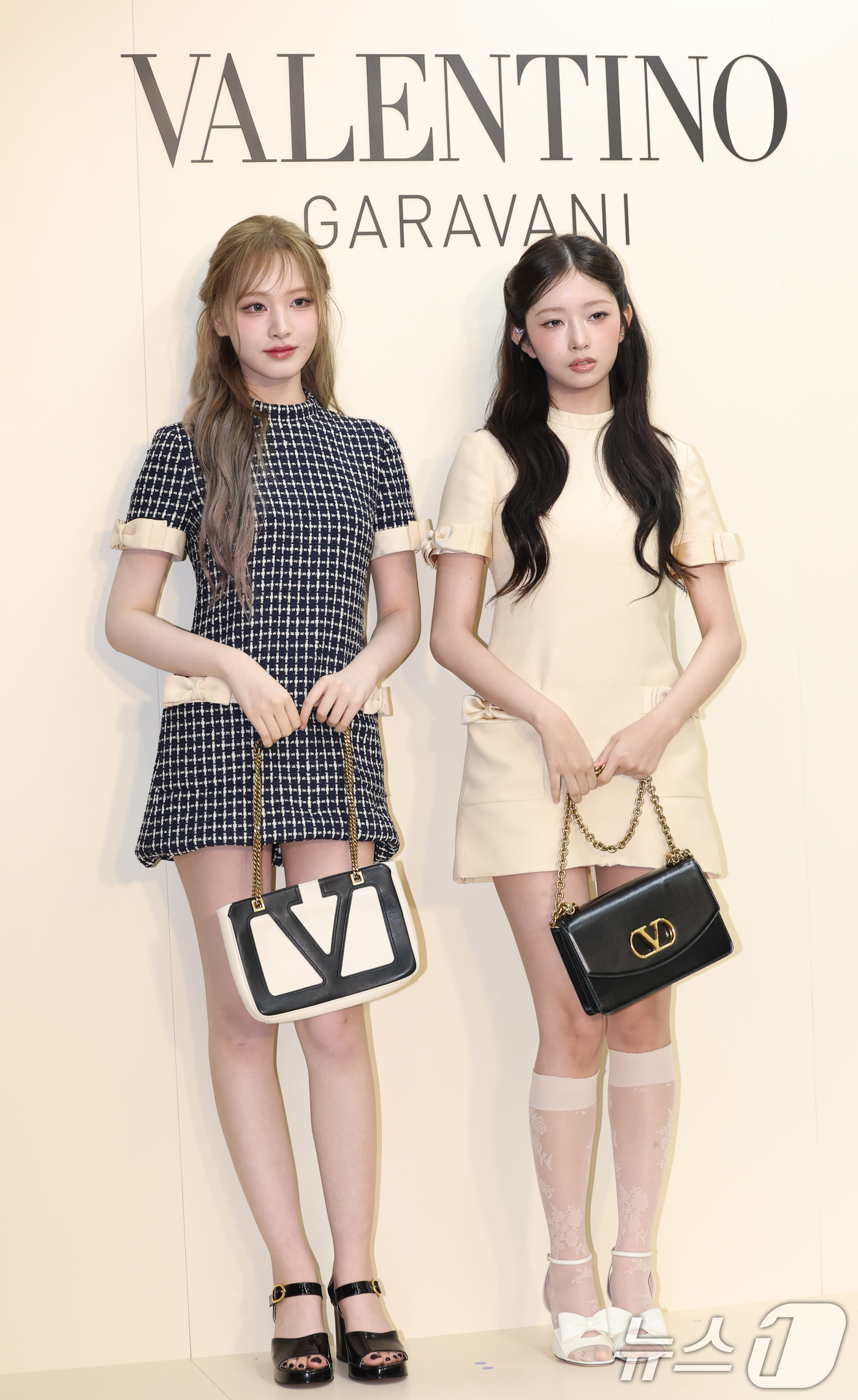 (서울=뉴스1) 권현진 기자 = 아이브 리즈와 레이(오른쪽)가 20일 오후 서울 성동구 성수동의 한 매장에서 열린 이탈리안 브랜드 메종 발렌티노 2025 가을 컬렉션 팝업 스토어 …