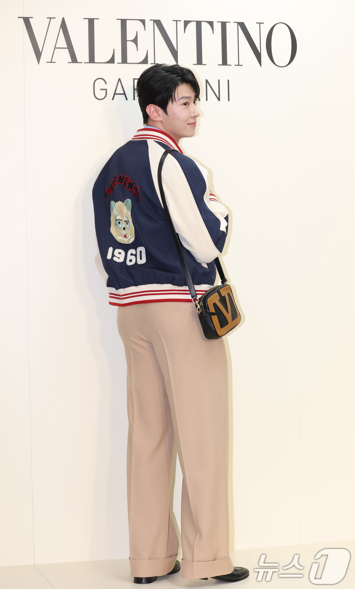 (서울=뉴스1) 권현진 기자 = 방송인 덱스가 20일 오후 서울 성동구 성수동의 한 매장에서 열린 이탈리안 브랜드 메종 발렌티노 2025 가을 컬렉션 팝업 스토어 오픈기념 행사에 …