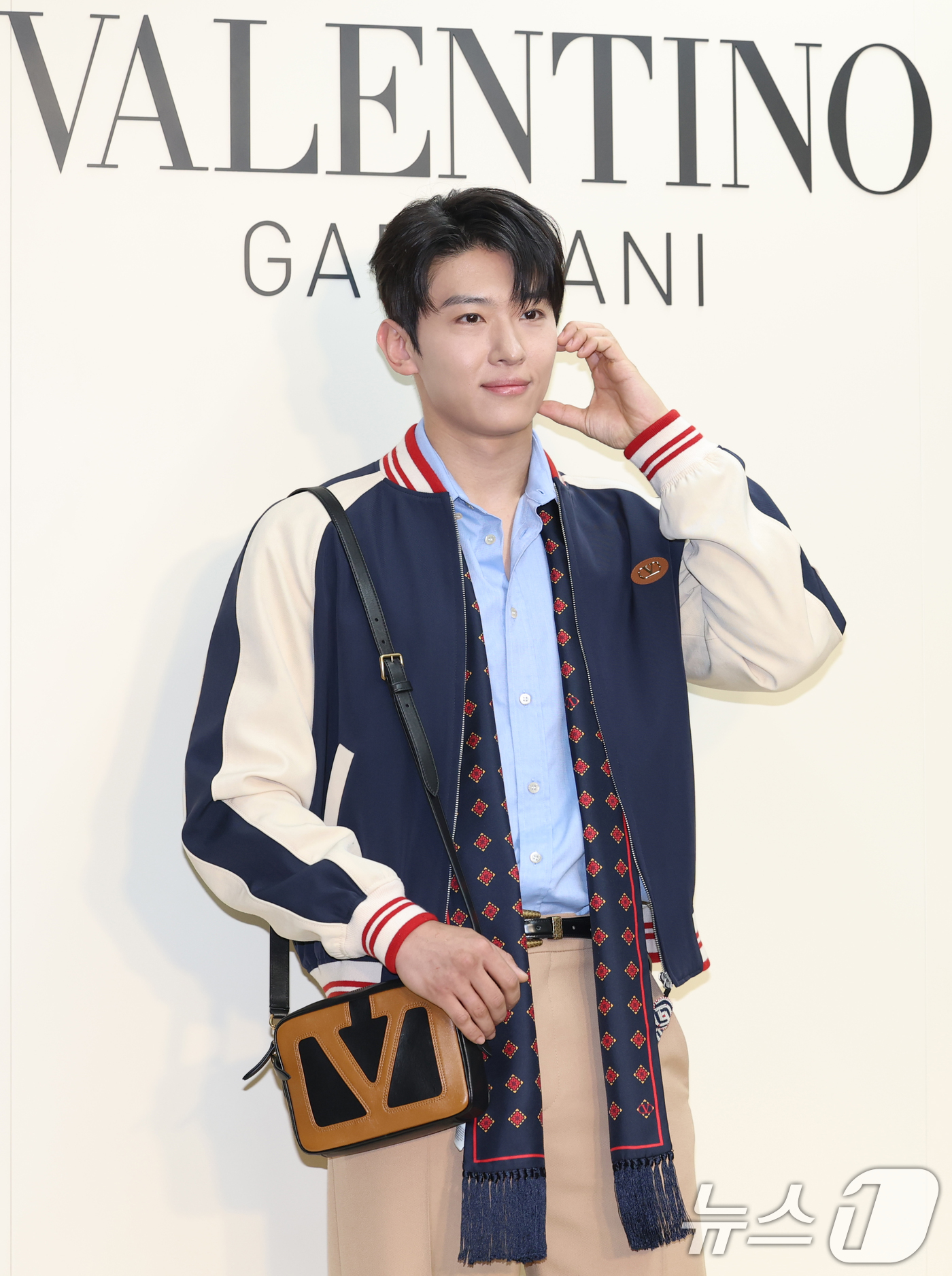 (서울=뉴스1) 권현진 기자 = 방송인 덱스가 20일 오후 서울 성동구 성수동의 한 매장에서 열린 이탈리안 브랜드 메종 발렌티노 2025 가을 컬렉션 팝업 스토어 오픈기념 행사에 …