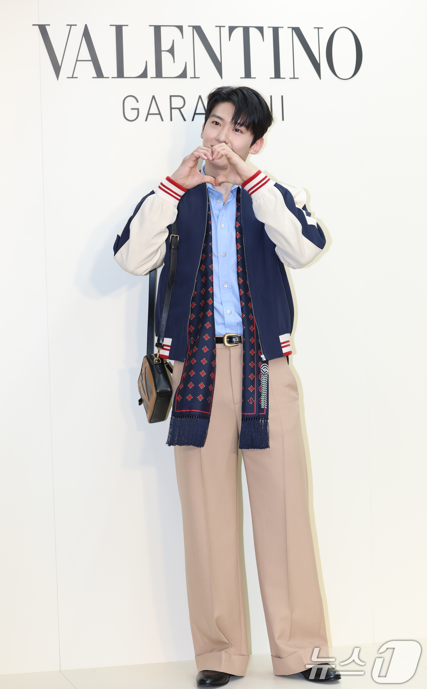 (서울=뉴스1) 권현진 기자 = 방송인 덱스가 20일 오후 서울 성동구 성수동의 한 매장에서 열린 이탈리안 브랜드 메종 발렌티노 2025 가을 컬렉션 팝업 스토어 오픈기념 행사에 …