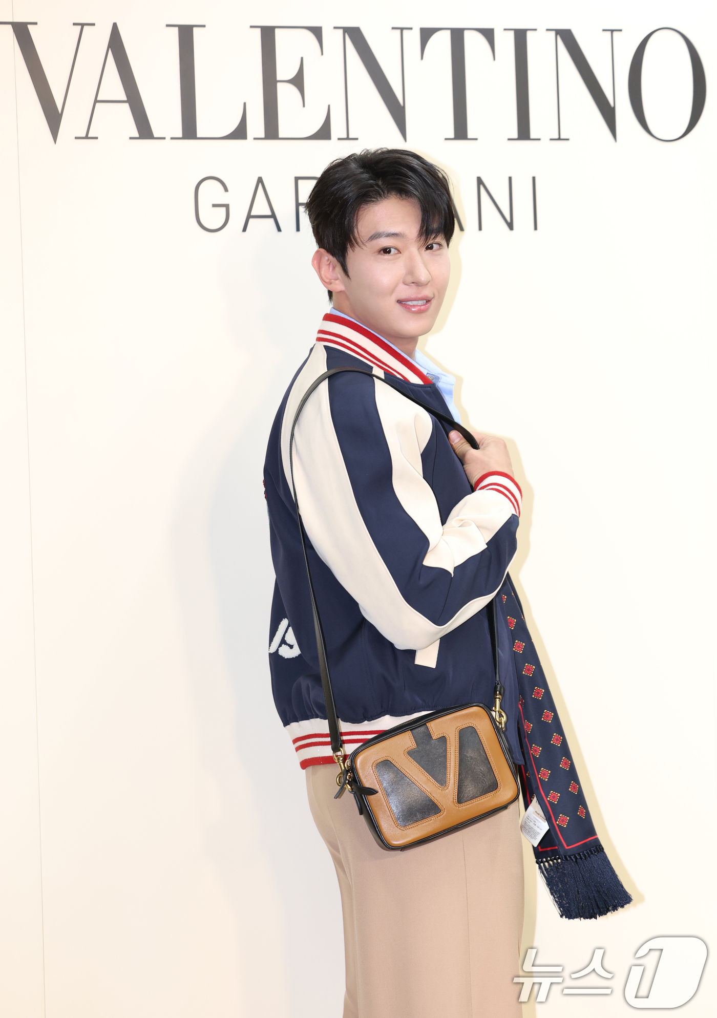 (서울=뉴스1) 권현진 기자 = 방송인 덱스가 20일 오후 서울 성동구 성수동의 한 매장에서 열린 이탈리안 브랜드 메종 발렌티노 2025 가을 컬렉션 팝업 스토어 오픈기념 행사에 …