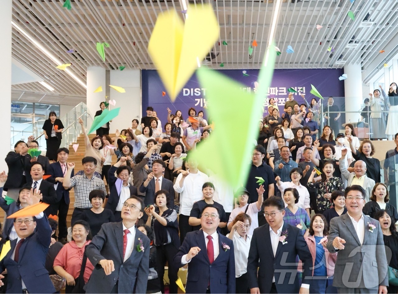 (대전=뉴스1) 김기태 기자 = 이장우 대전시장이 20일 대덕구 한남대학교 캠퍼스혁신파크에서 대전과학산업진흥원 이전 기념 정책 포럼에 참석해 퍼포먼스를 하고 있다. (대전시 제공. …