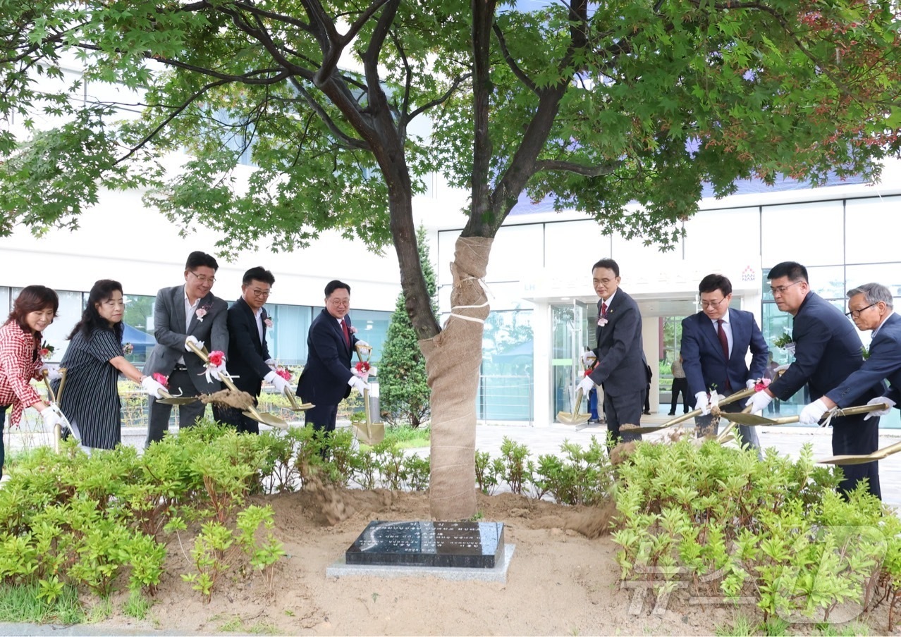 (대전=뉴스1) 김기태 기자 = 이장우 대전시장이 20일 대덕구 한남대학교 캠퍼스혁신파크에서 대전과학산업진흥원 이전 기념 식수를 식재하고 있다. (대전시 제공. 재판매 및 DB 금 …