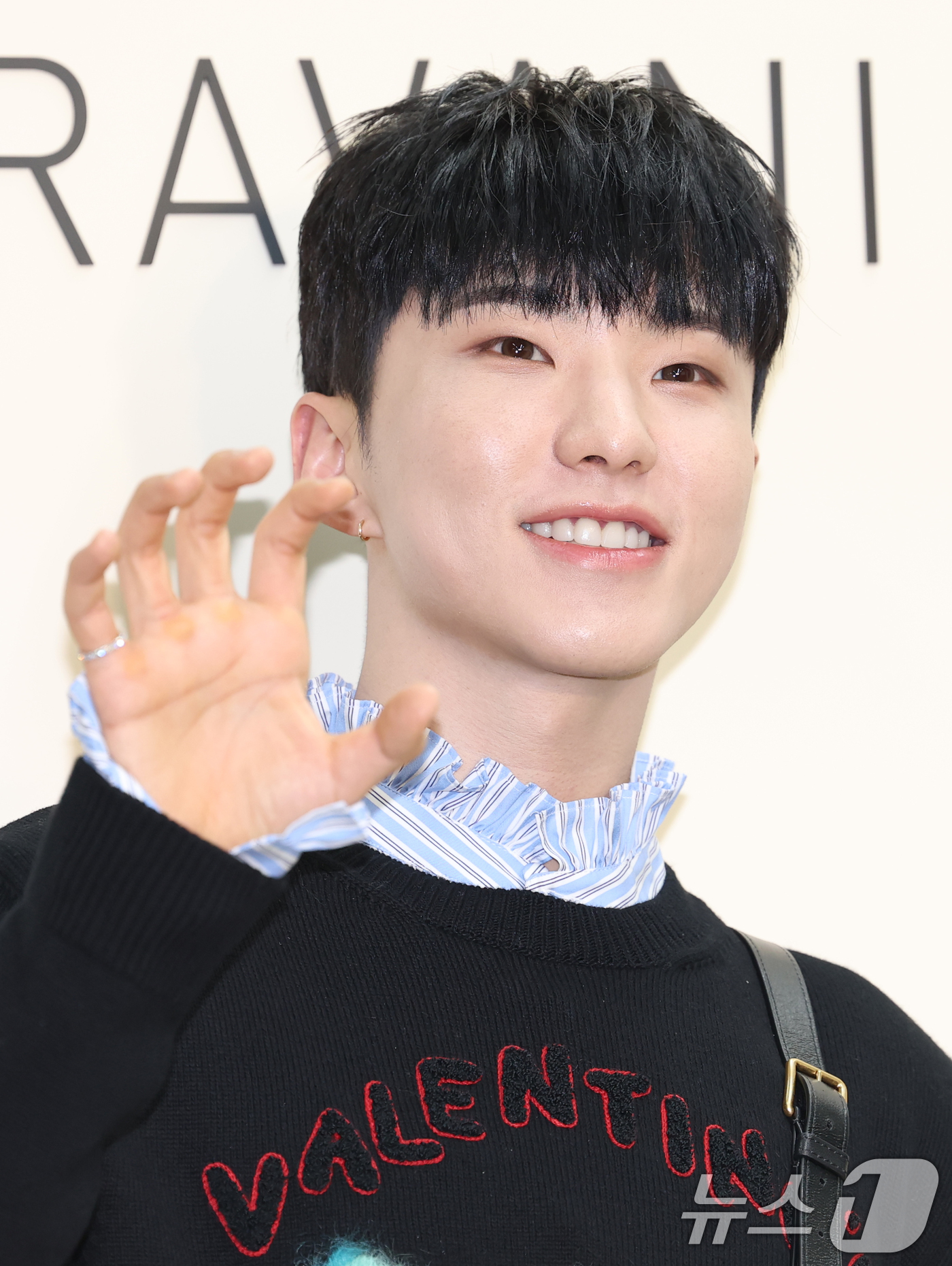 (서울=뉴스1) 권현진 기자 = 세븐틴 호시가 20일 오후 서울 성동구 성수동의 한 매장에서 열린 이탈리안 브랜드 메종 발렌티노 2025 가을 컬렉션 팝업 스토어 오픈기념 행사에 …