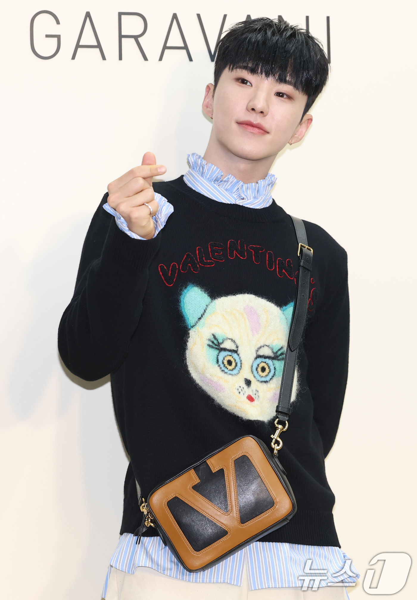 (서울=뉴스1) 권현진 기자 = 세븐틴 호시가 20일 오후 서울 성동구 성수동의 한 매장에서 열린 이탈리안 브랜드 메종 발렌티노 2025 가을 컬렉션 팝업 스토어 오픈기념 행사에 …