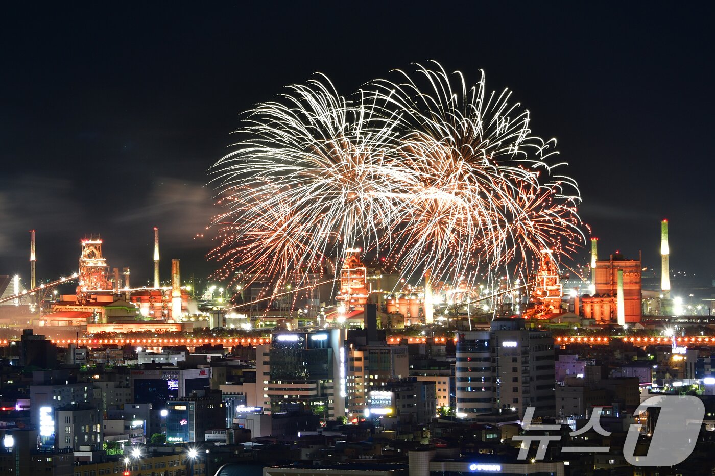 본문 이미지 - 20일 경북 포항시 형산강 체육공원에서 열린 '2025 포항국제불빛축제'에서 데일리 불꽃쇼가 포스코 포항제철소를 배경으로 화려하게 펼쳐지고 있다. 2025.6.20/뉴스1 ⓒ News1 최창호 기자