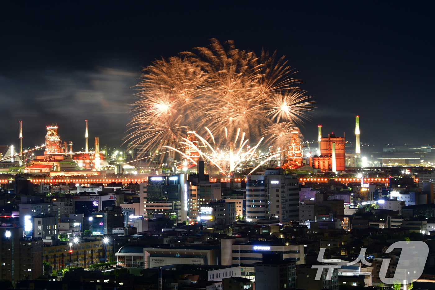 (포항=뉴스1) 최창호 기자 = 20일 경북 포항시 형산강 체육공원에서 열린  '2025 포항국제불빛축제'에서 데일리 불꽃쇼가 포스코 포항제철소를 배경으로 화려하게 펼쳐지고 있다. …