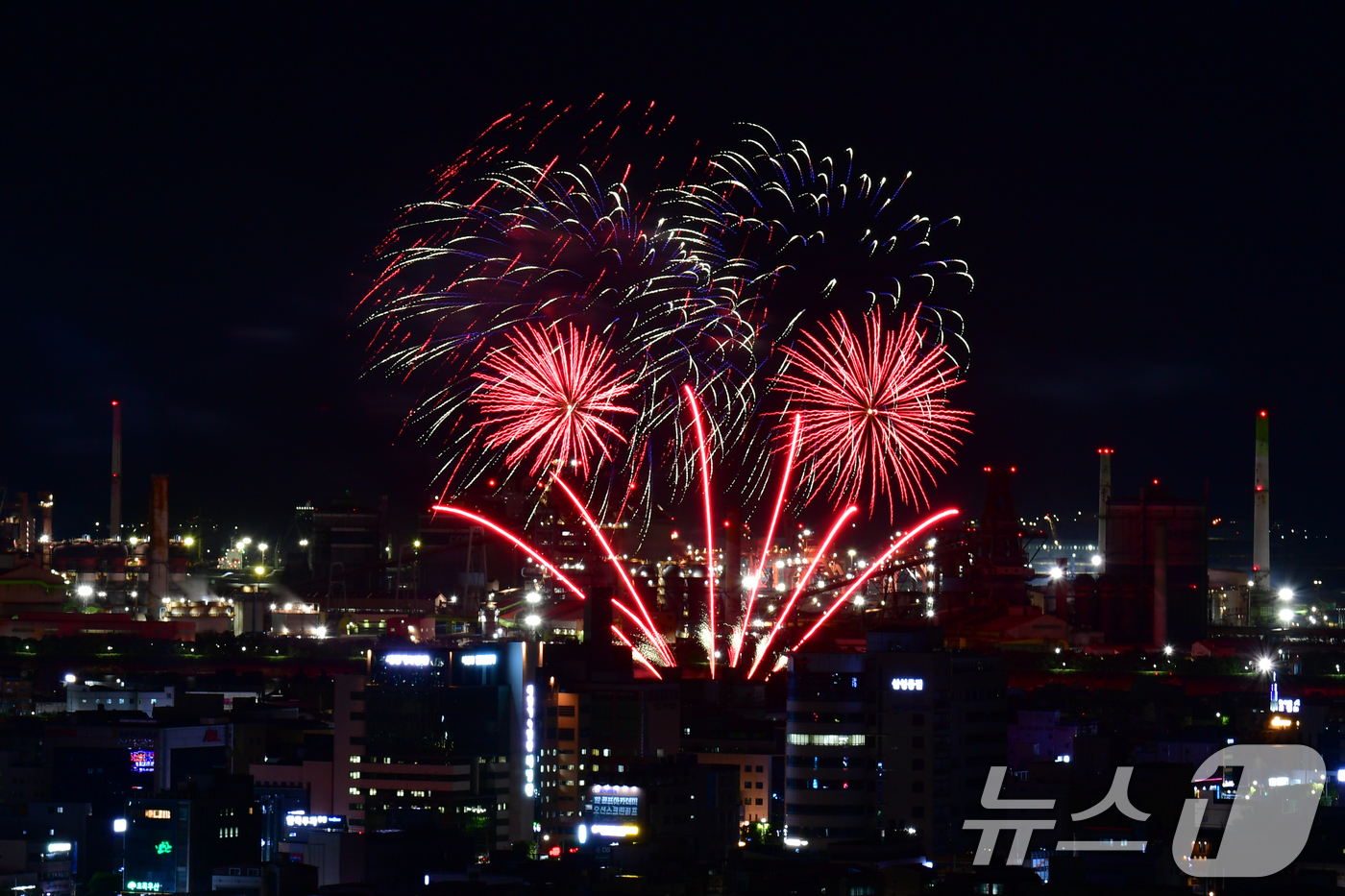(포항=뉴스1) 최창호 기자 = 20일 경북 포항시 형산강 체육공원에서 열린  '2025 포항국제불빛축제'에서 데일리 불꽃쇼가 포스코 포항제철소를 배경으로 화려하게 펼쳐지고 있다. …