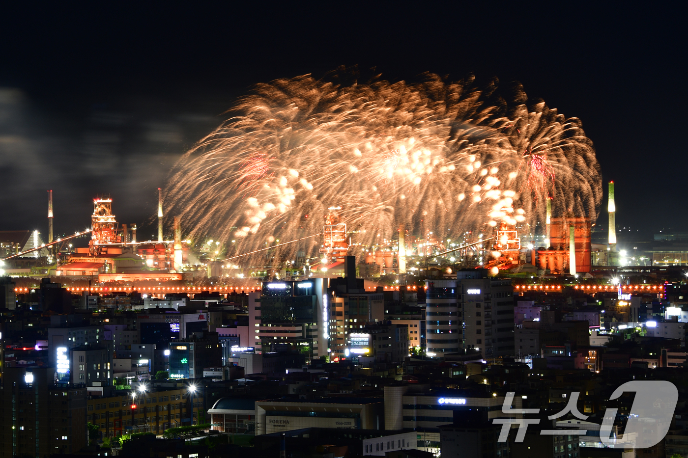 (포항=뉴스1) 최창호 기자 = 20일 경북 포항시 형산강 체육공원에서 열린  '2025 포항국제불빛축제'에서 데일리 불꽃쇼가 포스코 포항제철소를 배경으로 화려하게 펼쳐지고 있다. …