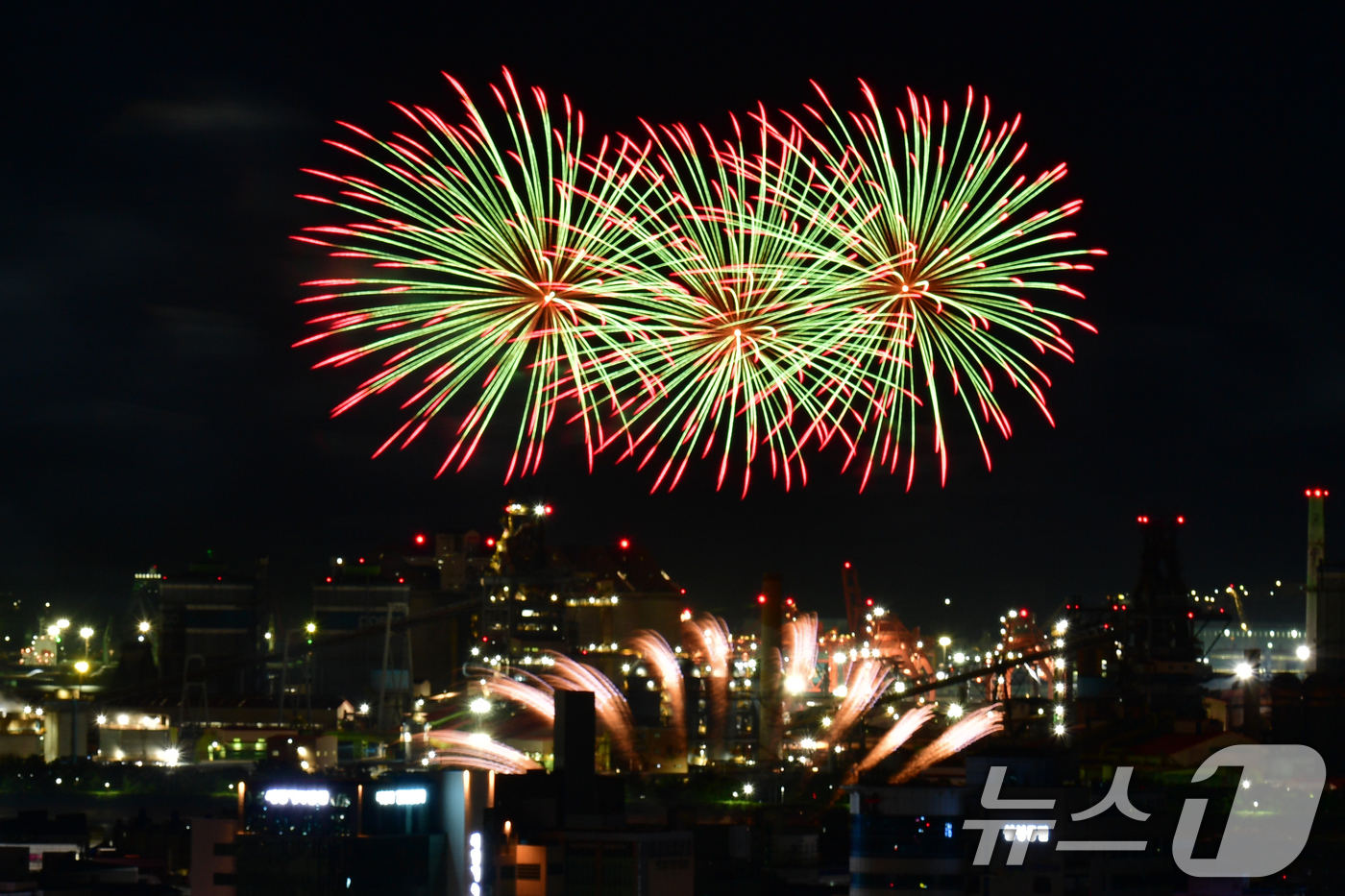 (포항=뉴스1) 최창호 기자 = 20일 경북 포항시 형산강 체육공원에서 열린  '2025 포항국제불빛축제'에서 데일리 불꽃쇼가 포스코 포항제철소를 배경으로 화려하게 펼쳐지고 있다. …