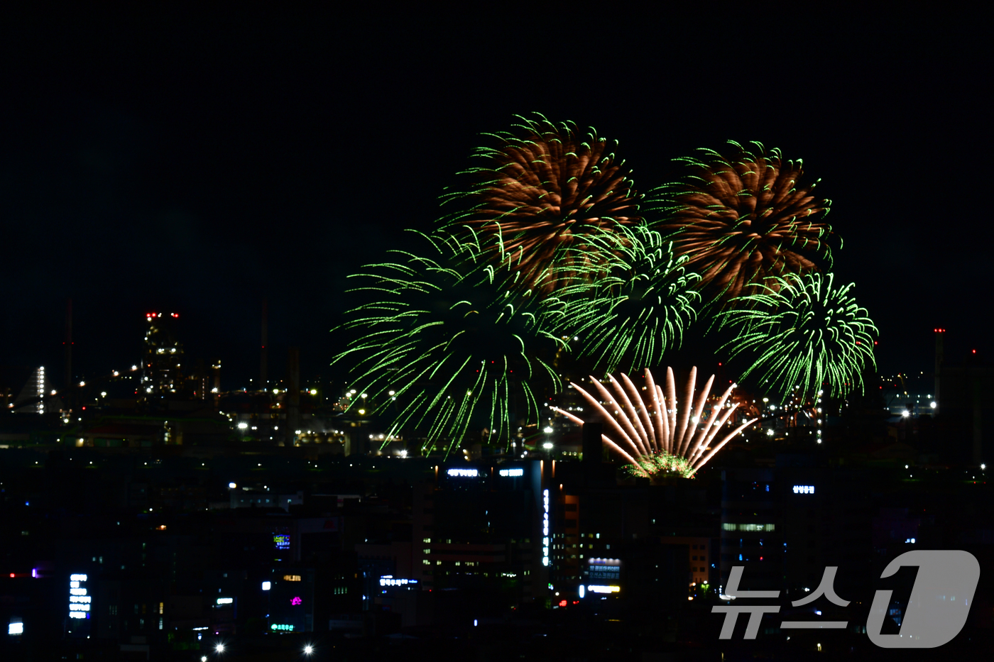 (포항=뉴스1) 최창호 기자 = 20일 경북 포항시 형산강 체육공원에서 열린  '2025 포항국제불빛축제'에서 데일리 불꽃쇼가 포스코 포항제철소를 배경으로 화려하게 펼쳐지고 있다. …