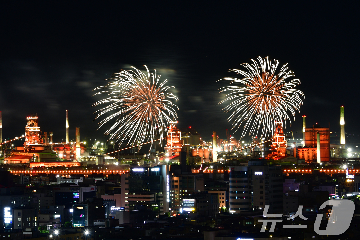 (포항=뉴스1) 최창호 기자 = 20일 경북 포항시 형산강 체육공원에서 열린  '2025 포항국제불빛축제'에서 데일리 불꽃쇼가 포스코 포항제철소를 배경으로 화려하게 펼쳐지고 있다. …
