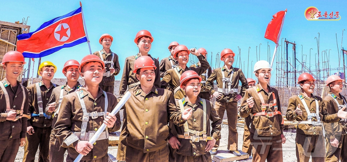 (평양 노동신문=뉴스1) = 북한 노동당 기관지 노동신문은 21일 당에서 맡겨준 건설 공사를 성과적으로 완공할 열의에 넘쳐있는 사회안전성여단의 군인건설자들을 조명했다. [국내에서만 …