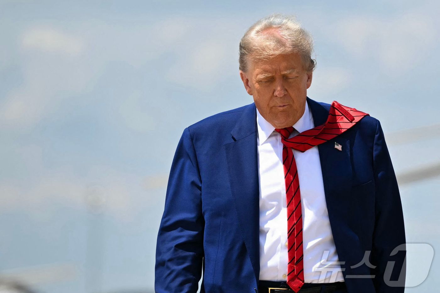 (메릴랜드 AFP=뉴스1) 류정민 특파원 = 도널드 트럼프 미국 대통령이 20일(현지시간) 메릴랜드주 앤드루스 합동 기지에서 에어포스원에 탑승하기 위해 걸어가며 생각에 잠겨 있다. …