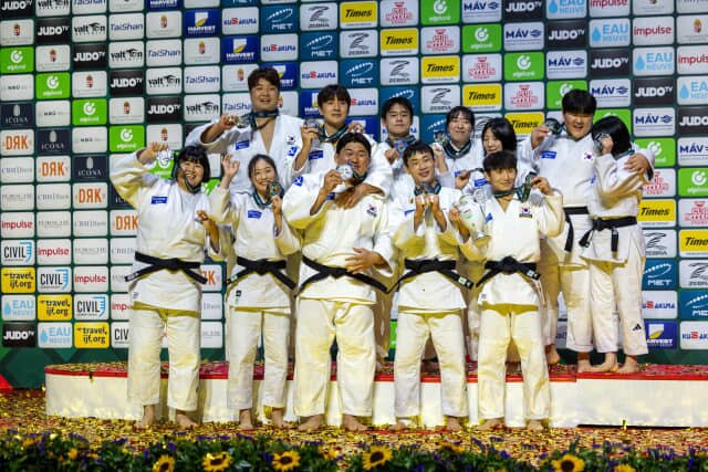 본문 이미지 - 은메달을 목에 걸고 시상대에 선 한국 유도대표팀(IJF 제공) 