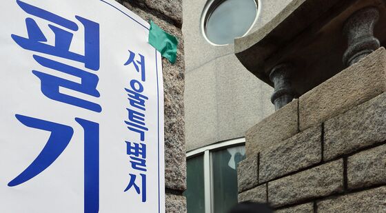 서울시 공무원 임용 필기 시험장 향하는 응시생