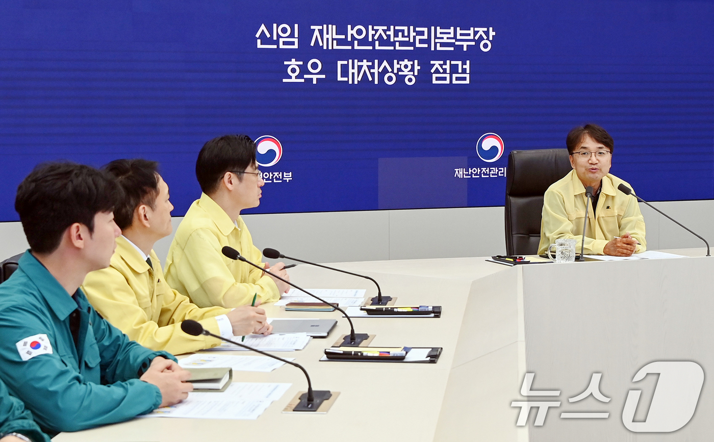 (서울=뉴스1) 민경석 기자 = 김광용 행정안전부 재난안전관리본부장이 21일 정부세종청사 중앙재난안전상황실에서 임기 첫 호우 대처상황 점검회의를 주재하고 있다. (행정안전부 제공. …