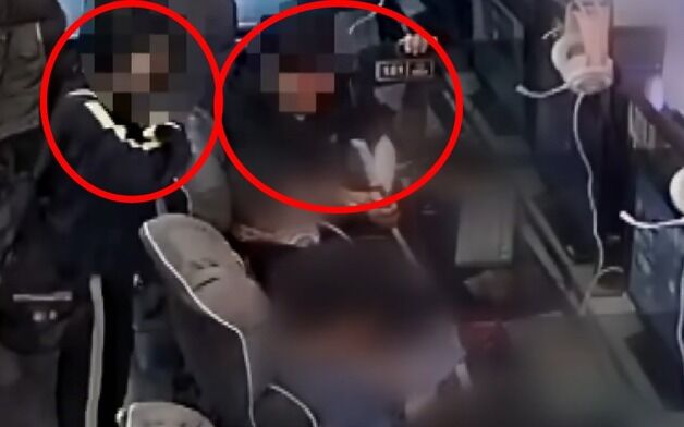 "부모도 포기한 중학생들"…피시방서 초등생에 불 붙이고 침 '퉤퉤'[영상]