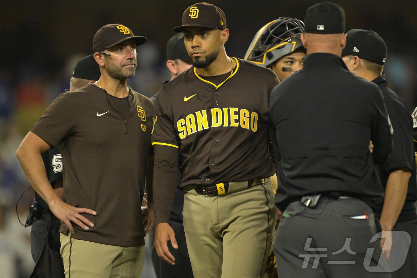 본문 이미지 - 샌디에이고 파드리스 투수 루이스 수아레스(가운데)가 20일(한국시간) 열린 2025 메이저리그 LA 다저스전에서 9회말 오타니 쇼헤이에게 사구를 던진 뒤 퇴장당했다. ⓒ 로이터=뉴스1