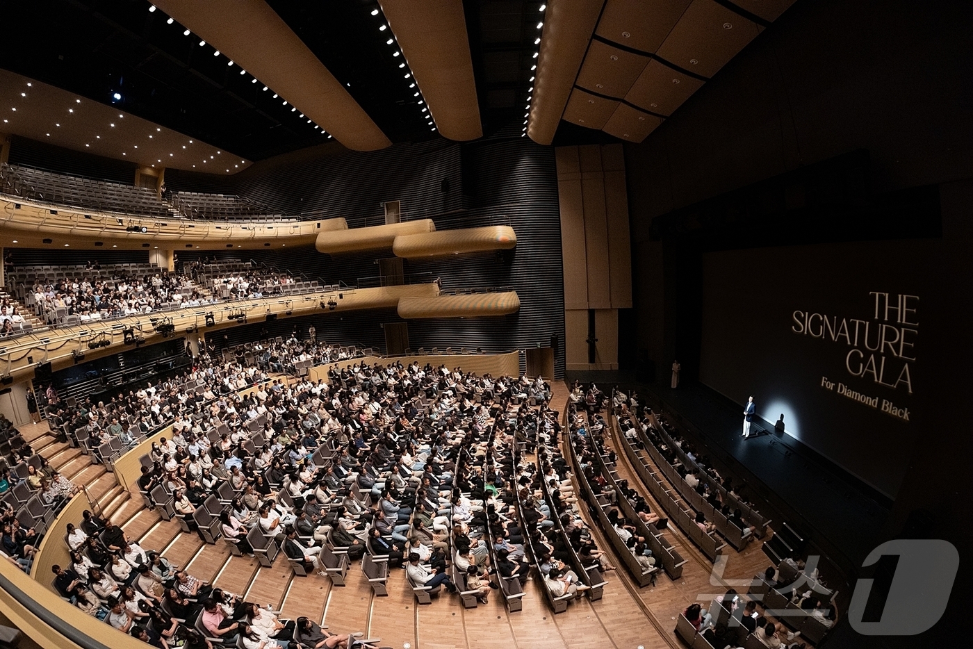 (서울=뉴스1) = 지난 20일 서울 강서구 마곡중앙로 LG아트센터 서울에서 열린 ‘더 시그니처 갈라’에 참석한 LG전자 멤버십 다이아몬드 블랙 고객들이 매튜 본의 ‘백조의 호수’ …