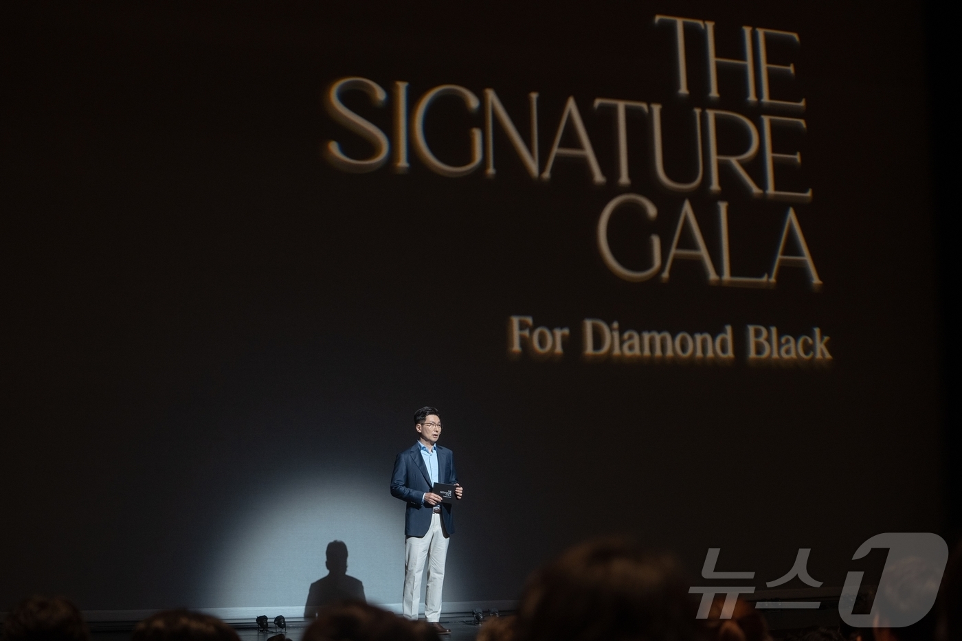 (서울=뉴스1) = 김영락 LG전자 한국영업본부장이 지난 20일 서울 강서구 마곡중앙로 LG아트센터 서울에서 열린 ‘더 시그니처 갈라’에 참석한 LG전자 멤버십 다이아몬드 블랙 고 …