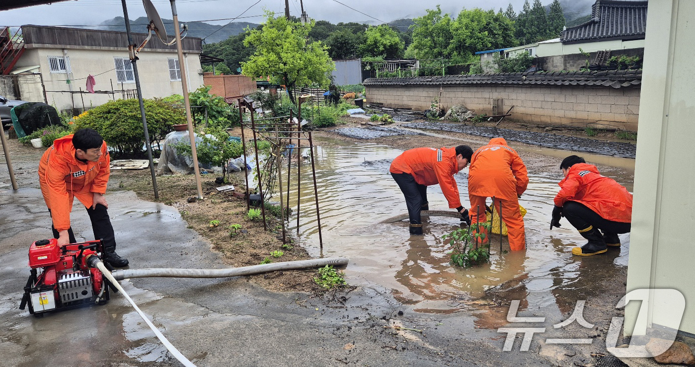 (광주=뉴스1) 이승현 기자 = 21일 오전 9시쯤 전남 담양군 창평면 한 마을에서 하천이 범람해 소방당국이 안전조치를 하고 있다. (전남소방 제공. 재판매 및 DB 금지) 202 …
