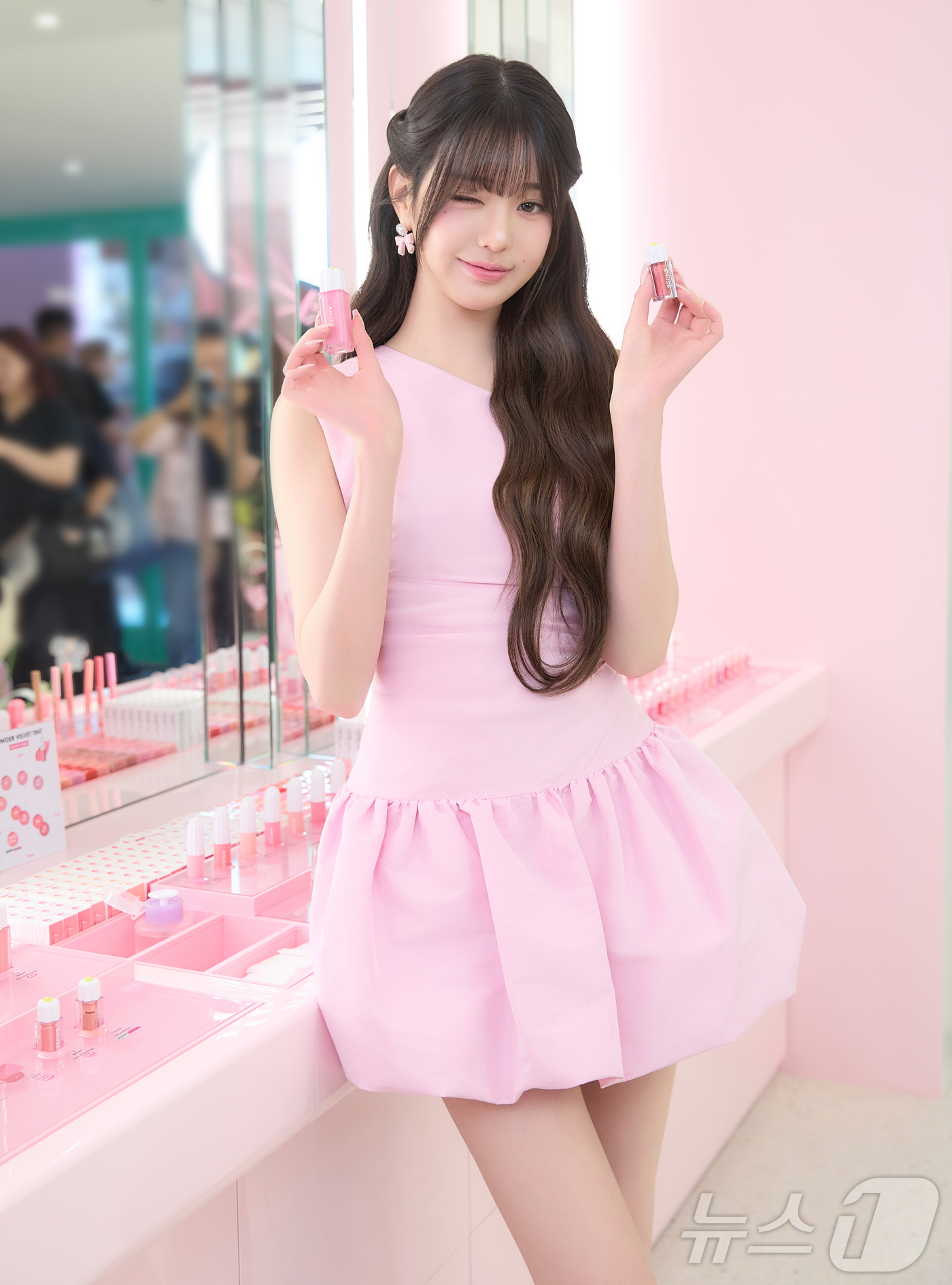 (서울=뉴스1) = 비건&웰니스 뷰티 브랜드 ‘어뮤즈(AMUSE)’가 서울 한남동에 이어 성수동 연무장길에 두 번째 플래그십 스토어 ‘어뮤즈 핑크 하우스’를 21일 공식 오픈했다. …