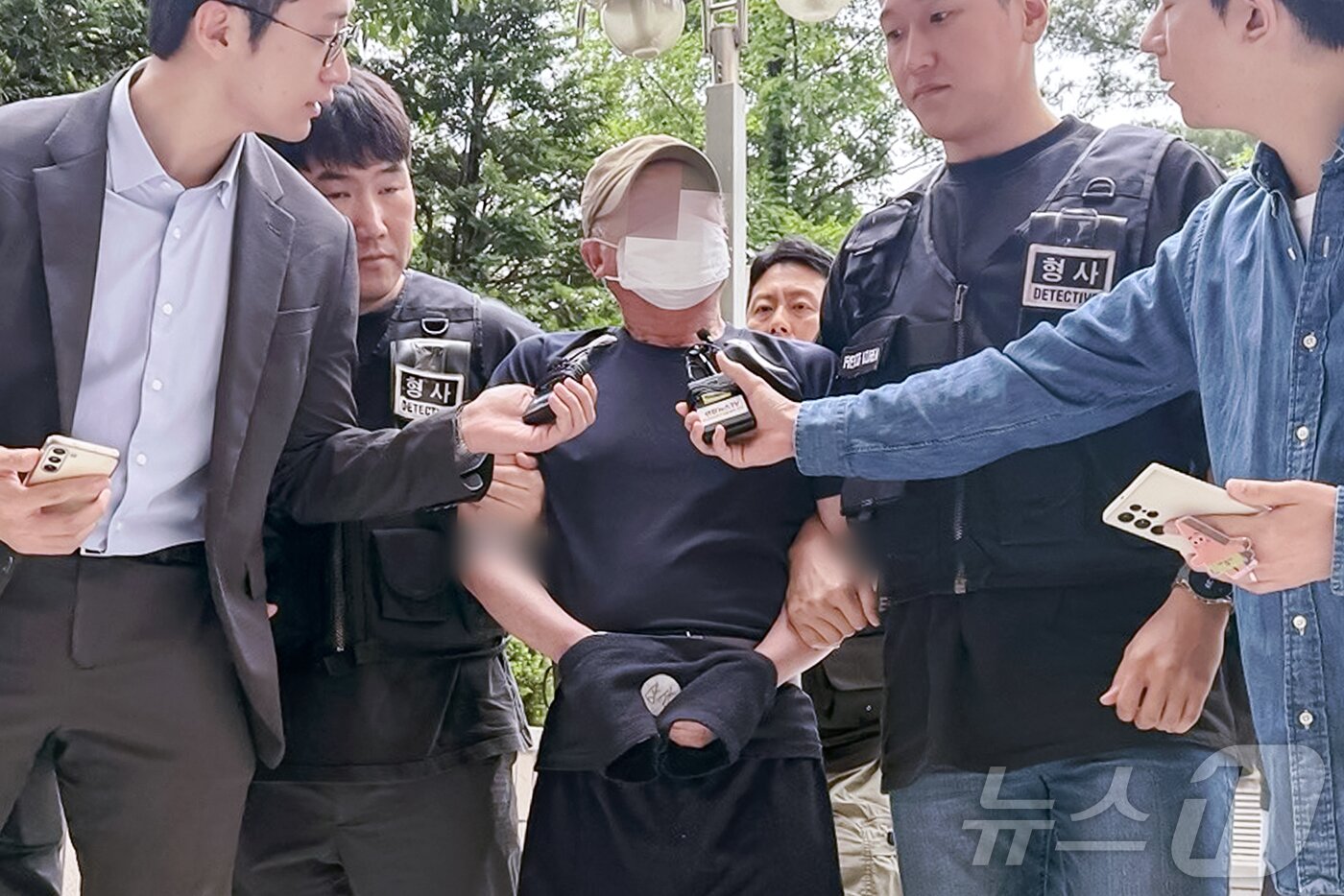 본문 이미지 - 법원의 접근금지 명령 기간이 끝난 지 일주일 만에 아내를 찾아가 흉기로 살해한 혐의를 받는 60대 남성 A씨가 21일 오후 인천 미추홀구 인천지장법원에서 열린 영장실질심사에 출석하고 있다. A씨는 이날 죽은 아내에게 할말 없냐는 취재진의 질문에 "나는 잘했다고 여긴다＂면서 ＂한번 방문해주시면 내가 설명하겠다＂라고 답했다. 2025.6.21/뉴스1 ⓒ News1 박소영 기자