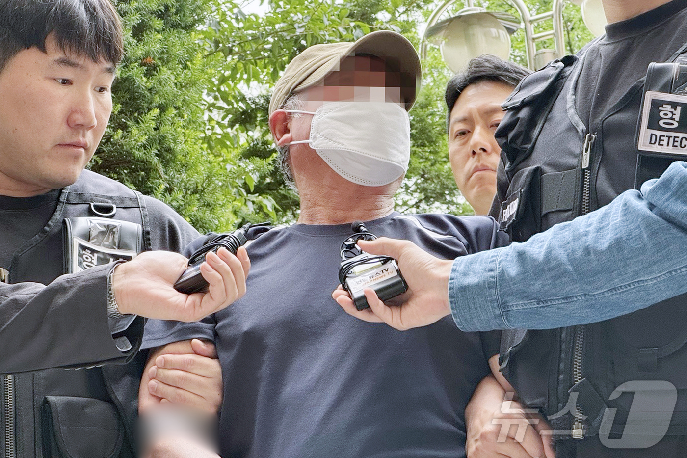 (인천=뉴스1) 박소영 기자 = 법원의 접근금지 명령 기간이 끝난 지 일주일 만에 아내를 찾아가 흉기로 살해한 혐의를 받는 60대 남성 A씨가 21일 오후 인천 미추홀구 인천지장법 …