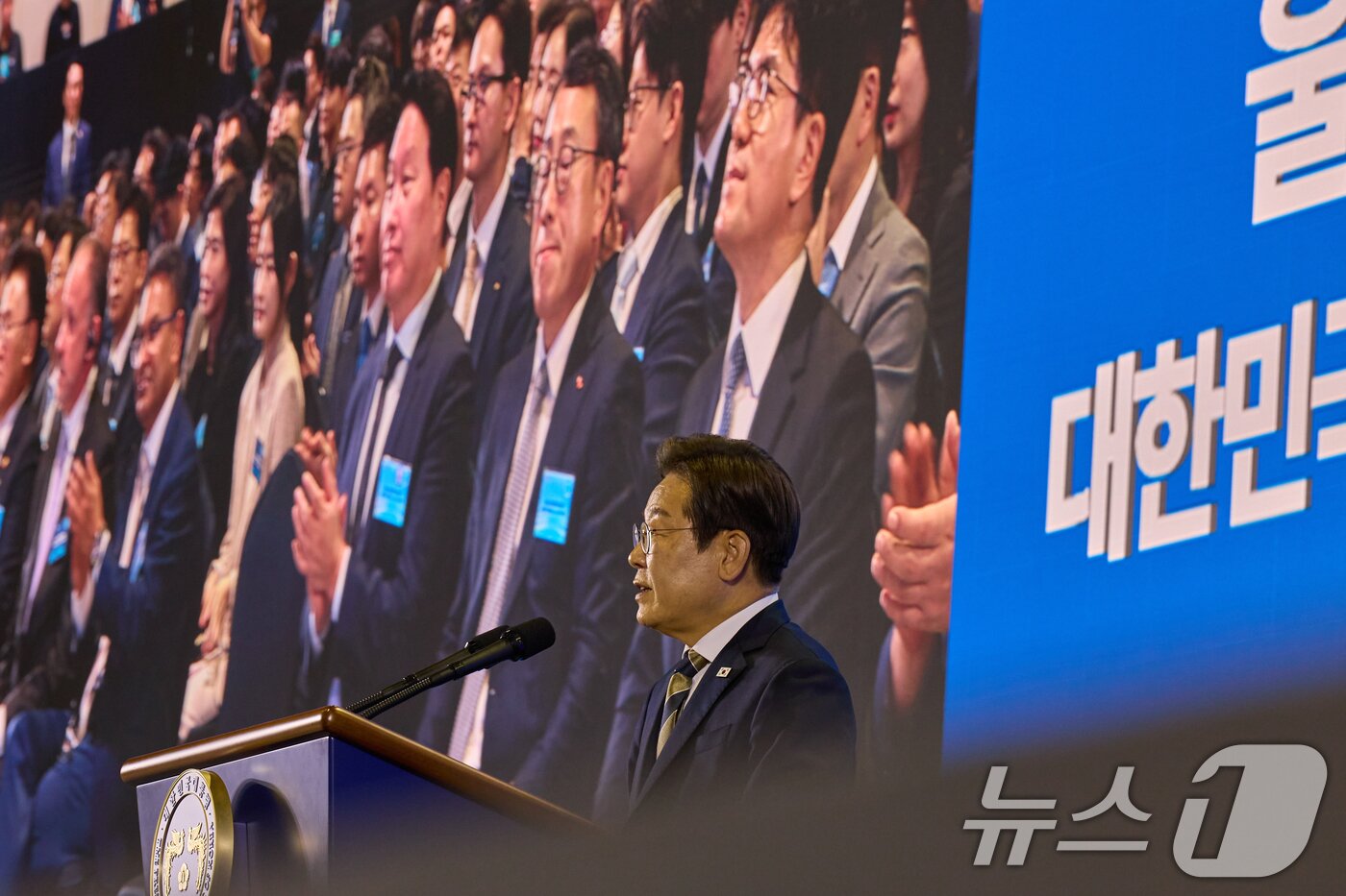 본문 이미지 - 이재명 대통령이 지난 20일 울산 울주군 울산전시컨벤션센터에서 열린 울산 인공지능&#40;AI&#41; 데이터센터 출범식에서 격려사를 하고 있다. &#40;이재명 대통령 SNS. 재판매 및 DB 금지&#41; 2025.6.21/뉴스1 ⓒ News1 허경 기자