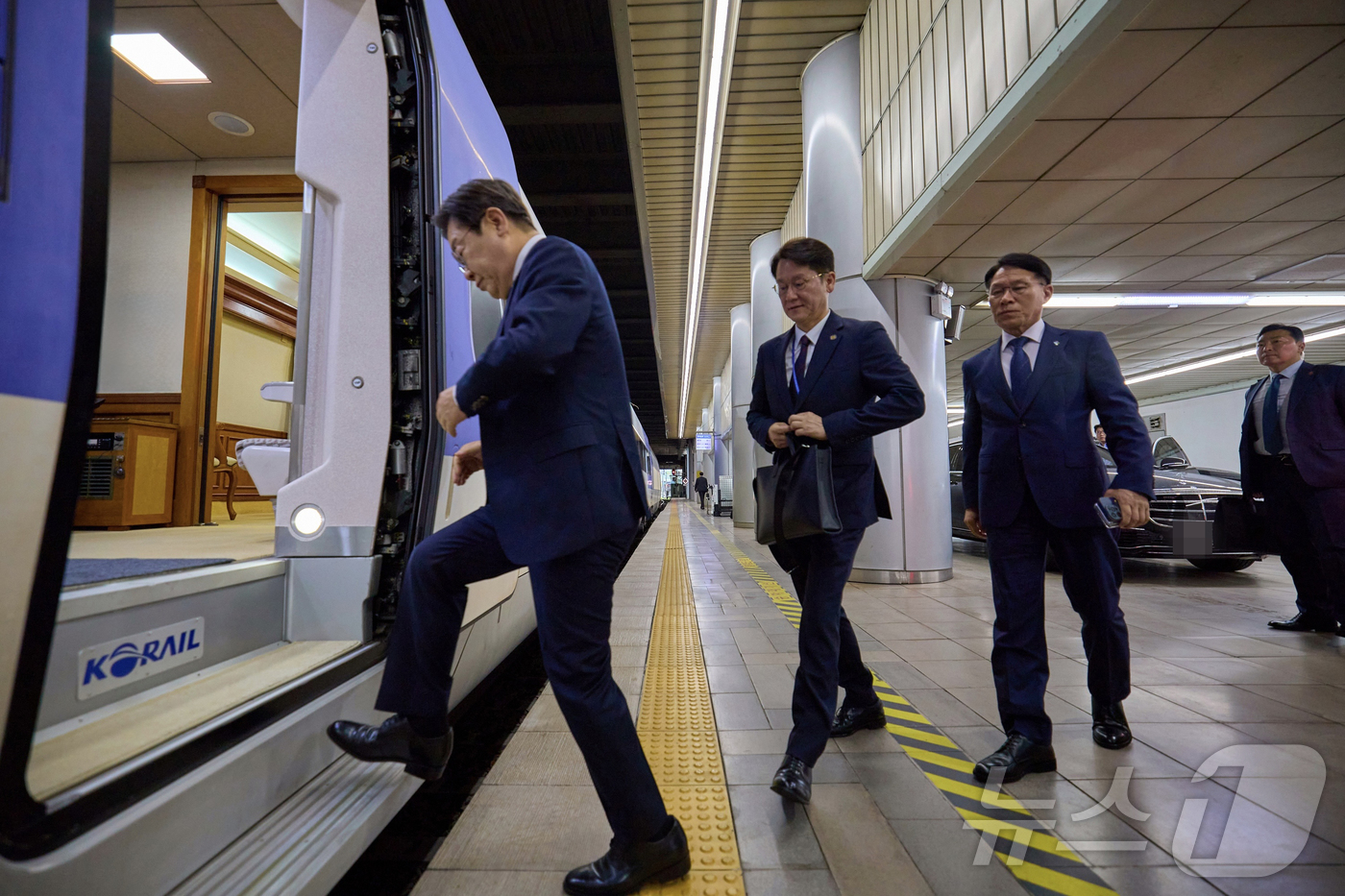 (서울=뉴스1) 허경 기자 = 이재명 대통령이 지난 20일 대통령 전용 열차에 탑승하고 있다. (이재명 대통령 SNS. 재판매 및 DB 금지) 2025.6.21/뉴스1